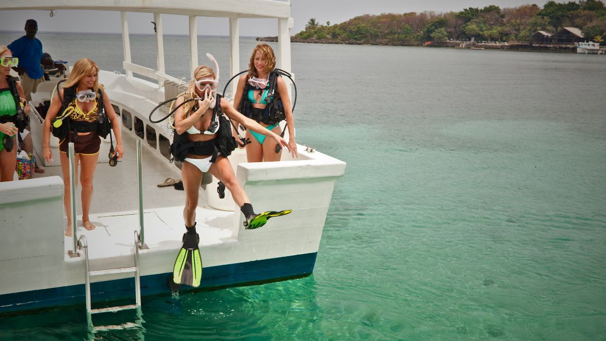 Dive tourists heading out from Uvita